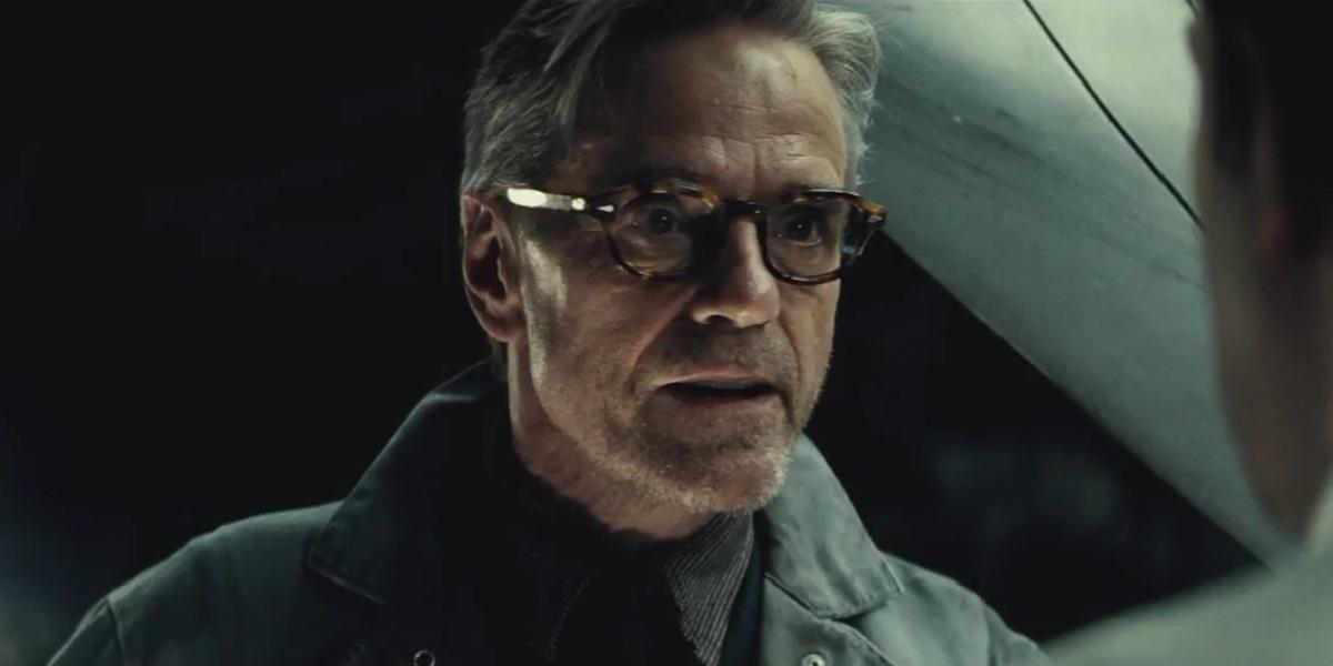 Jeremy Irons dice que las críticas de Batman V Superman son merecidas