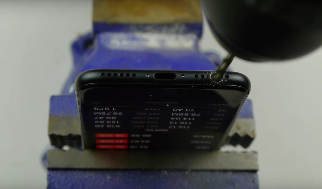 Caen en tutorial de broma para hacer una entrada jack y destruyen su iPhone 7