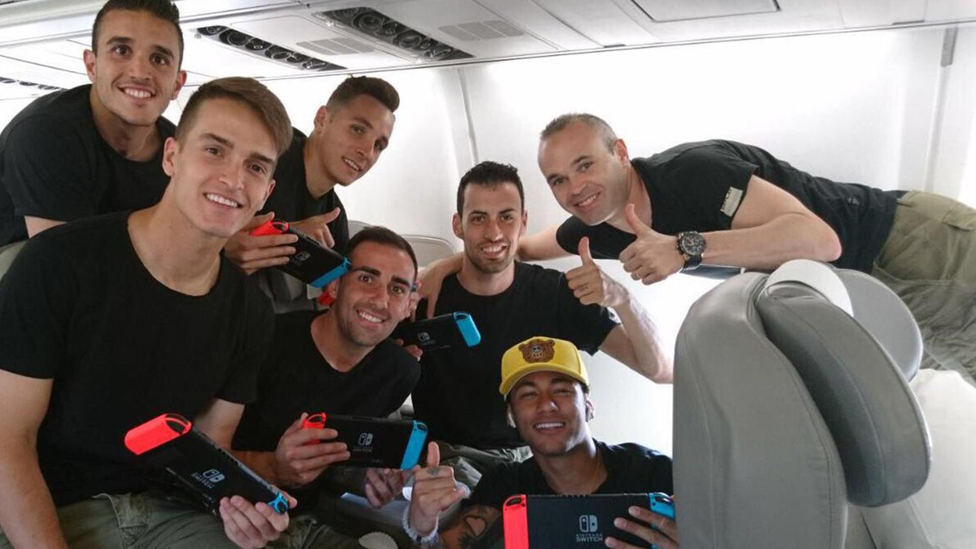 Los jugadores del F.C. Barcelona se relajan jugando Mario Kart 8 Deluxe